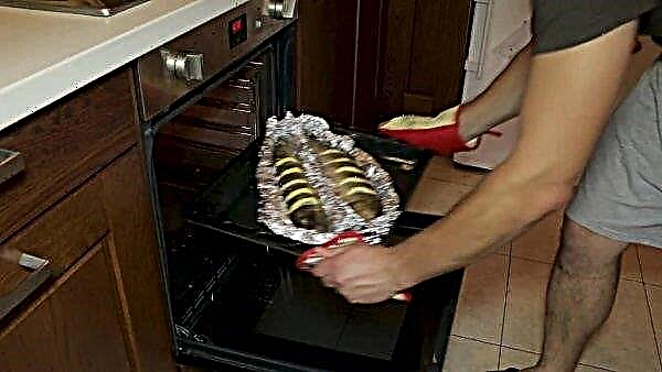 オーブンでのピンクサーモン：マヨネーズの下で玉ねぎとにんじんを使って、写真付きのステップバイステップのレシピ、野菜を入れた鍋で煮た魚のスライス、ホイルを焼く方法