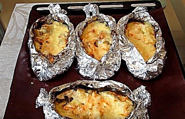 Crucian in the oven in foil: how to cook delicious whole with lemon, step by step recipes with photos, baked with sour cream and vegetables, how much to bake