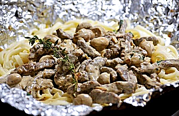 Oksekjøtt stroganoff med champignons: oppskrifter med rømme, med sylteagurk, i en kremet saus