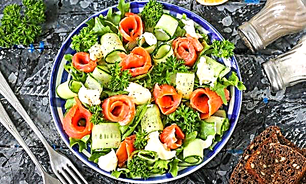 Salade au saumon rose salé: aux tomates et concombre frais, à l'avocat, riz, oeufs, recettes pas à pas, photos