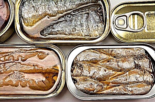 Een fabriek in de buurt van Moskou zal elke maand Russische vis in miljoenen blikjes verpakken