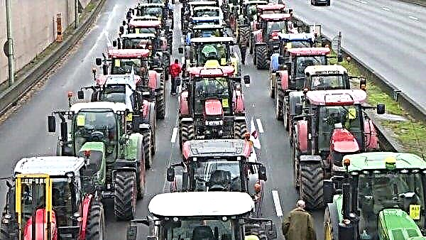 Des agriculteurs français paralysent la circulation à Paris